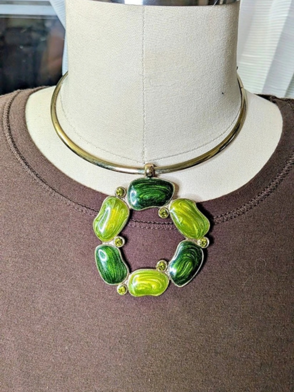 Vintage Gold Tone Green Swirl Enamel Open Circle Wreath Pendant Collar Necklace